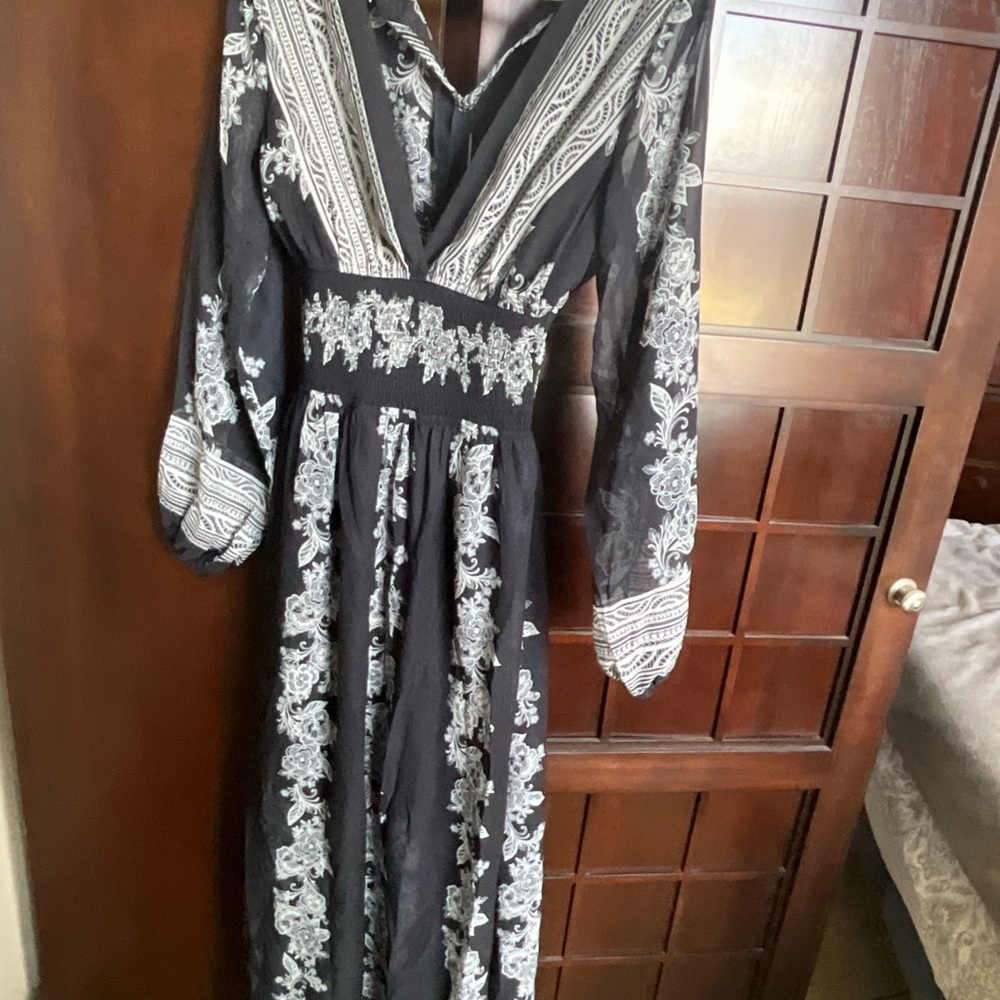 VENUS Black and White Long Sleeve Dress